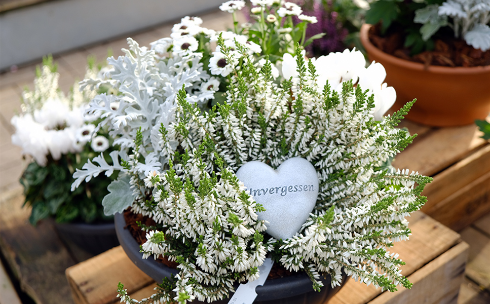 GRABSCHMUCK - LIEBEVOLL GEFERTIGTE GESTECKE UND SCHALEN